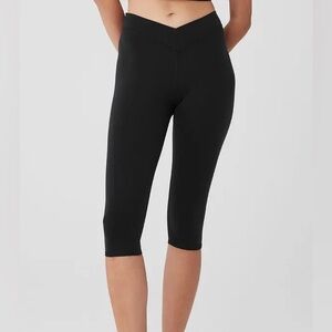 ALO Yoga Black V-Waist Capri Leggings